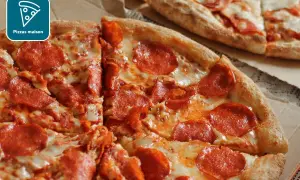 Délicieuse pizza maison sans gluten, garnie de pepperoni et de fromage fondant. Un régal pour les papilles !