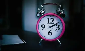 Różowy budzik na stoliku przypomina o ciszy nocnej w bloku. Jest późno, czas na sen.