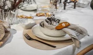 Enkel juldukning med bröd, pepparkaka som bordsplacering och vackra detaljer.
