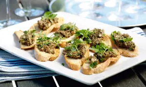Små crostini med en härlig tapenade, toppade med färska örter. Perfekt som tilltugg!