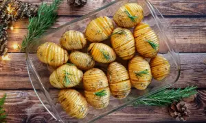 Pommes de terre Hasselback dorées et croustillantes, garnies de romarin frais. Une idée recette pomme de terre simple et savoureuse pour un repas réconfortant.