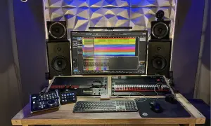 Profesjonalne studio nagraniowe z monitorem odsłuchowym, klawiaturą, kontrolerami i sprzętem do miks mastering.