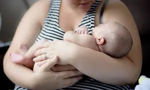 Ciepłe objęcia mamy, malutkie stópki i główka dziecka. To wszystko, czego potrzeba, by poczuć się bezpiecznie. Becikowe dla kogo? Dla każdego maleństwa, które potrzebuje miłości.