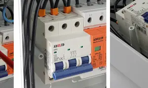 W skrzynce elektrycznej widać bezpieczniki w domu, przewody i wyłączniki.