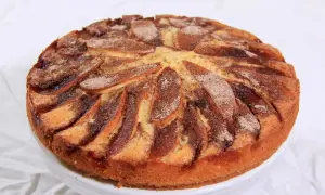 En saftig torta di mele, med äppelklyftor och kanel, redo att avnjutas.