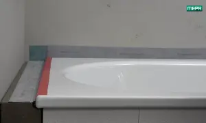 Abdichtung der Badewanne mit speziellen Bändern, bereit für die Badewanne fliesen.
