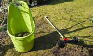 Zielony pojemnik na odpady ogrodowe i aerator do trawnika, gotowe do usunięcia mchu i resztek po zastosowaniu siarczanu żelaza.