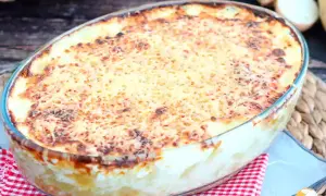 Un délicieux gratin de pâtes doré et gratiné, prêt à être dégusté.