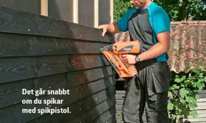 Man spikar lockpanel med en spikpistol. Det går snabbt och effektivt att bygga med rätt verktyg.