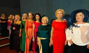 Eleganckie panie w barwnych sukniach. Jaki kolor sukienki na wesele dla mamy? Może ta ognista czerwień lub butelkowa zieleń?