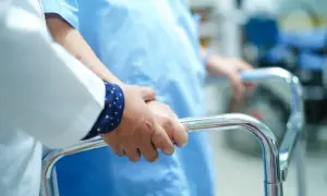 Kiedy kursy doszkalające dla opiekunów medycznych – nie przegap terminów!