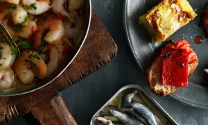En härlig samling tapas med räkor i vitlök, sardiner och bröd med ost och paprika. Perfekt vin till tapas.
