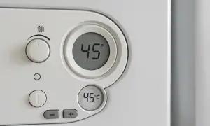 Panel sterowania Junkers: jak ustawić temperaturę wody. Wyświetlacz pokazuje 45°C.