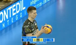 Siatkarz z piłką w rękach podczas meczu włoskiej ligi siatkówki. Wynik 26:25 dla PER.