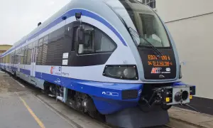 Nowy pociąg ED74-010 PKP Intercity gotowy do podróży z Radomia do Kielc.