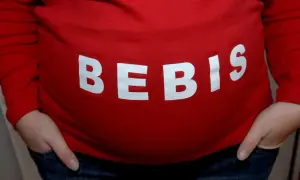Gravid mage med texten "BEBIS". Viktigt att undvika alkohol tidig graviditet för bebisens skull.