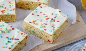 Bunte Streusel zieren diesen köstlichen Konfetti Kuchen. Perfekt für jede Feier!