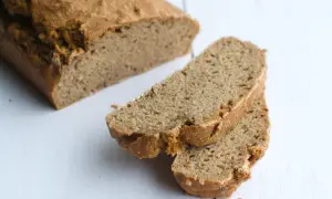 Chleb żytnio orkiszowy, świeżo upieczony, z chrupiącą skórką i miękkim wnętrzem. Idealny na zdrowe śniadanie.