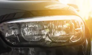 Reflektor samochodu w słońcu. Upewnij się, że światła są włączone, aby uniknąć mandatu za brak świateł.