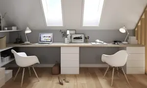 Bureau moderne sous combles avec deux postes de travail, idéal pour une décoration chambre bureau fonctionnelle et épurée.