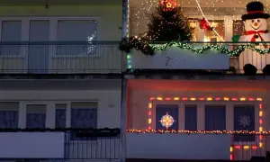 Świąteczne dekoracje na balkonach: choinka, bałwan, Mikołaj i lampki. Pomysł, jak zawiesić lampki na balkonie, by stworzyć magiczny klimat.