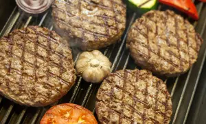 Jak usmażyć burgera na patelni? Sekret soczystości i smaku!