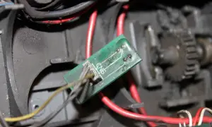 Zielona płytka z przewodami, element mechanizmu bramy. Dowiedz się, jak sprawdzić fotokomórki w bramie, analizując połączenia.