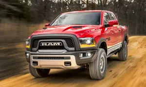 Czerwony Dodge Ram Rebel pędzi po leśnej drodze. Poznaj jego imponujące dodge ram wymiary i możliwości terenowe.
