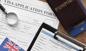 Pasaportes y formularios de solicitud de visa, esenciales para saber como estudiar en Inglaterra siendo español.