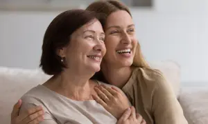 Un abbraccio affettuoso tra madre e figlia, un legame che vale più di un assegno di accompagnamento dopo i 90 anni.