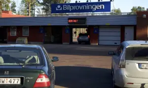 Vid Bilprovningen väntar bilar på sin tur. Frågan är hur ofta besiktar man bilen för att vara säker på vägarna.