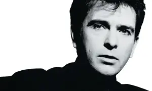 Portret Petera Gabriela, artysty znanego z wielu kultowych albumów.