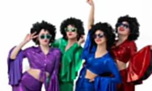 Kolorowa stylizacja na andrzejki: cztery kobiety w perukach afro i błyszczących strojach disco, z okularami przeciwsłonecznymi, tańczą i pozują.
