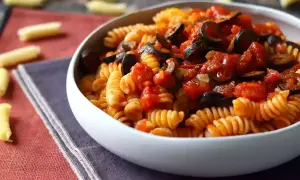 Fusilli al sugo alle olive, un piatto colorato e saporito, pronto per essere gustato.