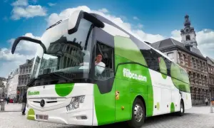 Nowy autobus flibco.com na ulicach Brukseli. Nowoczesna komunikacja miejska w stolicy Belgii.