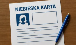 Niebieska karta przesłuchanie. Dokument z miejscem na zdjęcie i pola do wypełnienia, obok niebieski długopis.