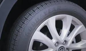 Koło samochodu z oponą Goodyear, gotowe do konserwacji. Dbałość o opony to klucz do bezpieczeństwa.