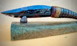 Ein kunstvoll gefertigtes Messer mit einer Klinge aus Obsidian, die wie ein Bergsee reflektiert. Die Griffverwendung von Obsidian zeigt seine vielseitige Schönheit.