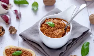 Pesto di pomodori secchi e noci, gustoso e profumato, pronto per essere spalmato su pane croccante o per condire la pasta.