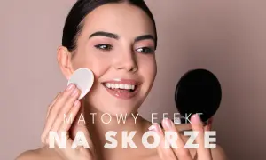 Kobieta z gładką cerą, aplikująca puder. Matowy efekt na skórze to jej cel, by wyglądać perfekcyjnie.