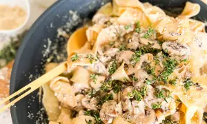 Cremige Pasta mit Pilzen und frischem Thymian, garniert mit Parmesan. Ein köstliches Gericht, das Lust auf mehr macht.
