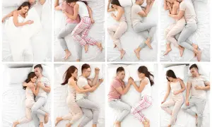 Paare in verschiedenen Schlafpositionen. Die Schlafposition Bedeutung kann viel über die Beziehung aussagen.