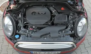 Silnik Mini One 1.4 benzyna. Widok komory silnika z turbosprężarką TwinPower Turbo.