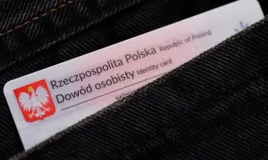 Dowód osobisty wsuwany do kieszeni dżinsów. Warto wiedzieć, jak zastrzec PESEL w razie zgubienia dokumentu.