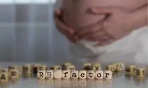 Czarne litery na kostkach układają słowo "RH factor". W tle widać brzuch kobiety w ciąży, sugerując znaczenie surowicy w tym okresie.