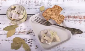 Śledzie z cebulką i chlebem. Czy w Wielki Piątek można jeść mięso? Ryba jest dozwolona!