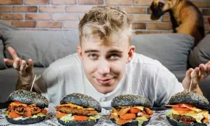 Młody mężczyzna prezentuje cztery burgery w ramach porównania burgerów od znanych youtuberów. Który jest najlepszy?
