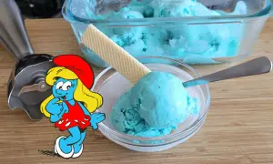 Schlumpfeis Rezept: Blaue Eiscreme mit Waffel und einem Schlumpf. Perfekt für heiße Tage!