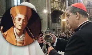 Kardynał prezentuje relikwiarz z krwią św. Januariacelebrując uroczystość. W tle obraz świętego.