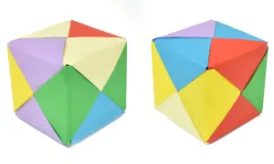 Dos cubos de papel para imprimir, hechos de módulos de colores: verde, amarillo, lila, azul, rojo y crema.